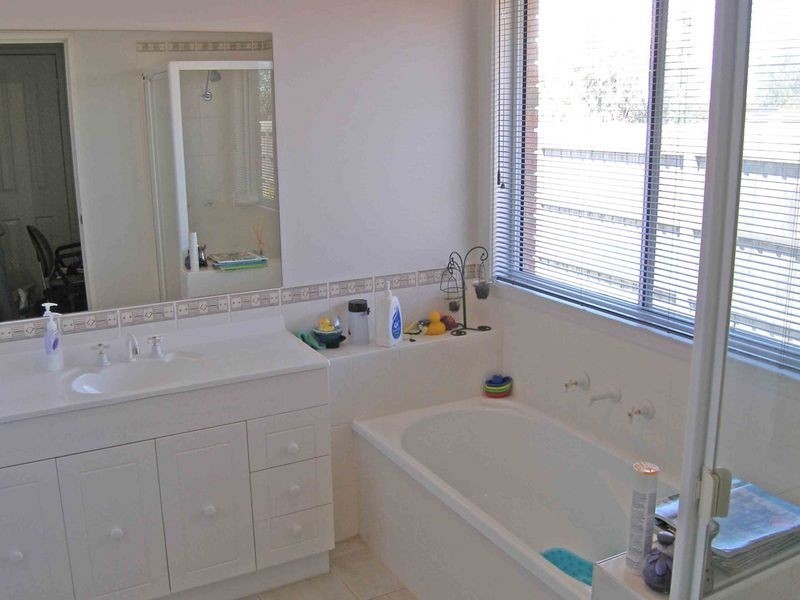 10 Hartsmere Drive, Berwick VIC 3806