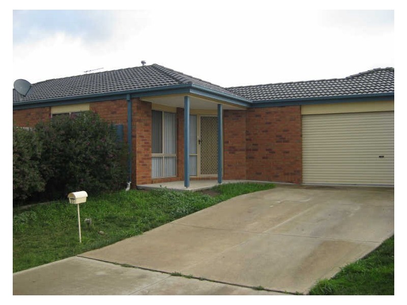 25 Nyarrin Place, Cranbourne VIC 3977