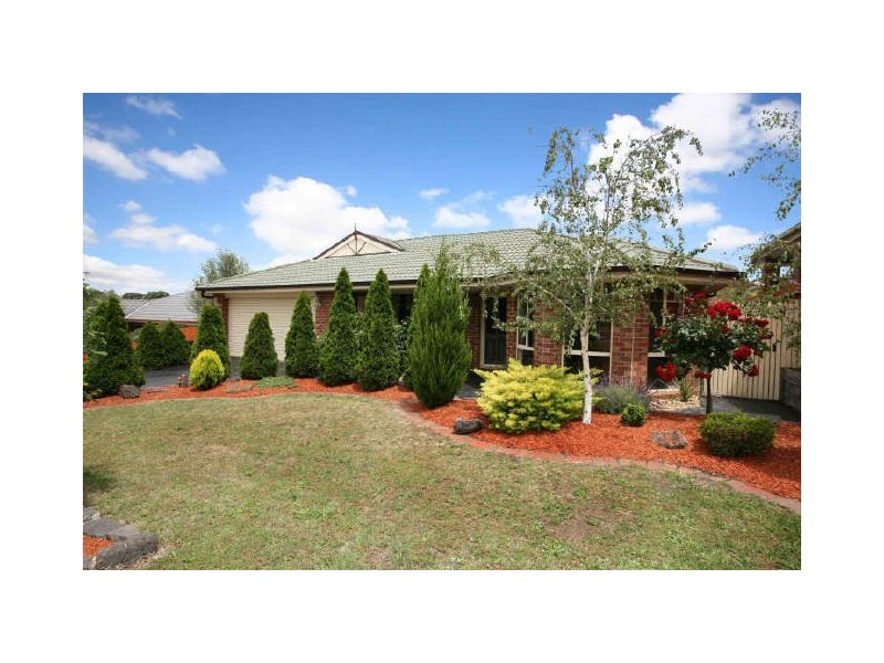 9 Stradbroke Close, Berwick VIC 3806