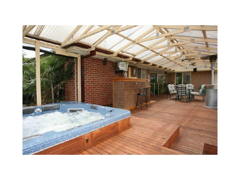 9 Stradbroke Close, Berwick VIC 3806