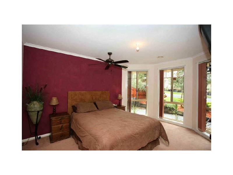 9 Stradbroke Close, Berwick VIC 3806