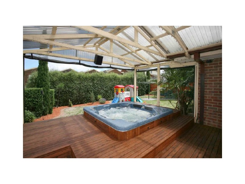 9 Stradbroke Close, Berwick VIC 3806