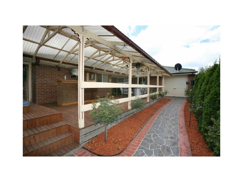 9 Stradbroke Close, Berwick VIC 3806