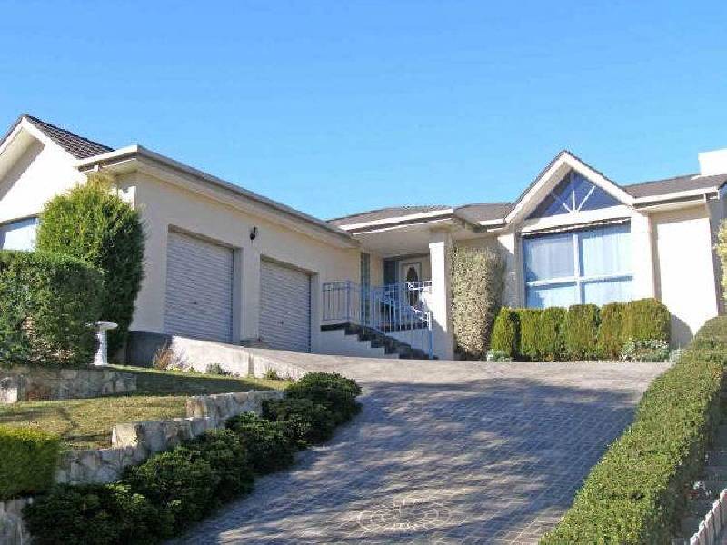 6 Valley View Crescent, Berwick VIC 3806