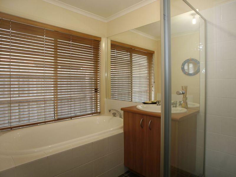 32 Parkwood Avenue, Narre Warren South VIC 3805