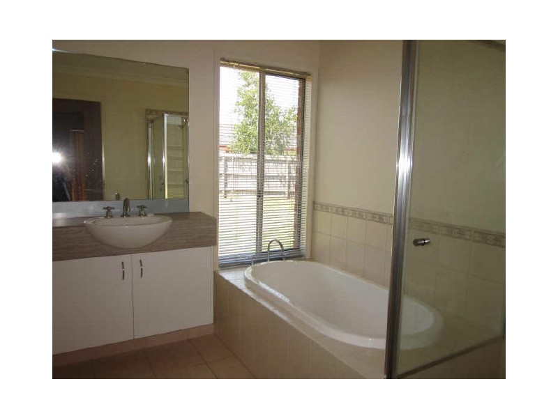 35 Pevensey Drive, Narre Warren South VIC 3805