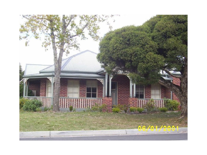 10 Manuka Road, Berwick VIC 3806