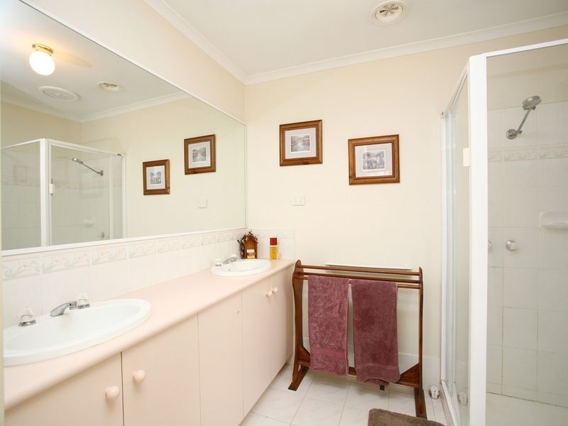 6 Golden Leaf Avenue, Narre Warren South VIC 3805