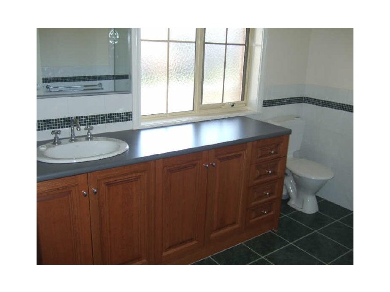 16 Ridgemont Drive, Berwick VIC 3806