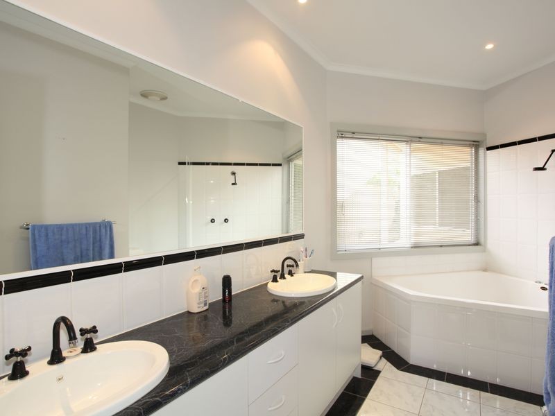 5 Jarryd Crescent, Berwick VIC 3806
