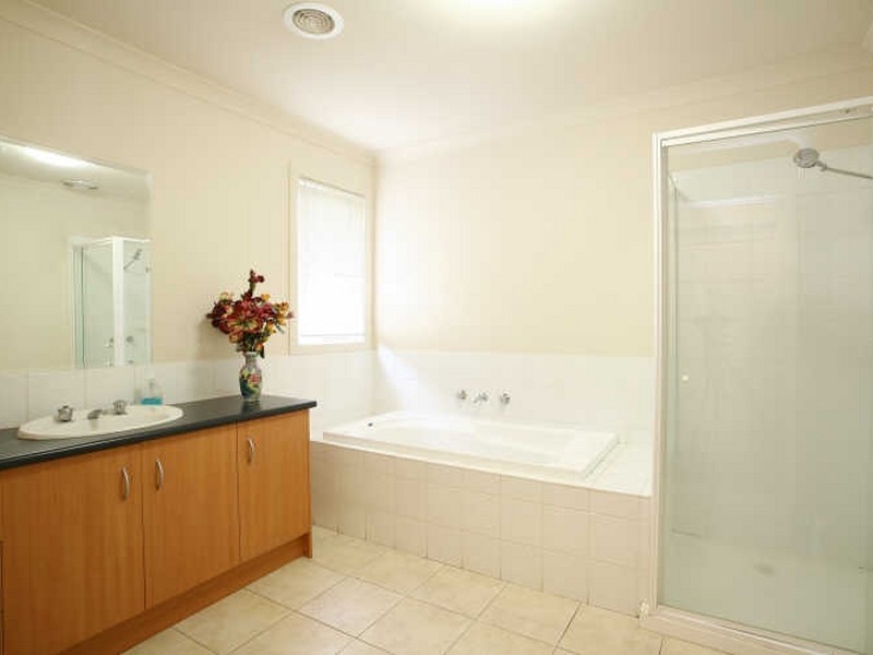 2/101-107 Golf Links Road, Berwick VIC 3806