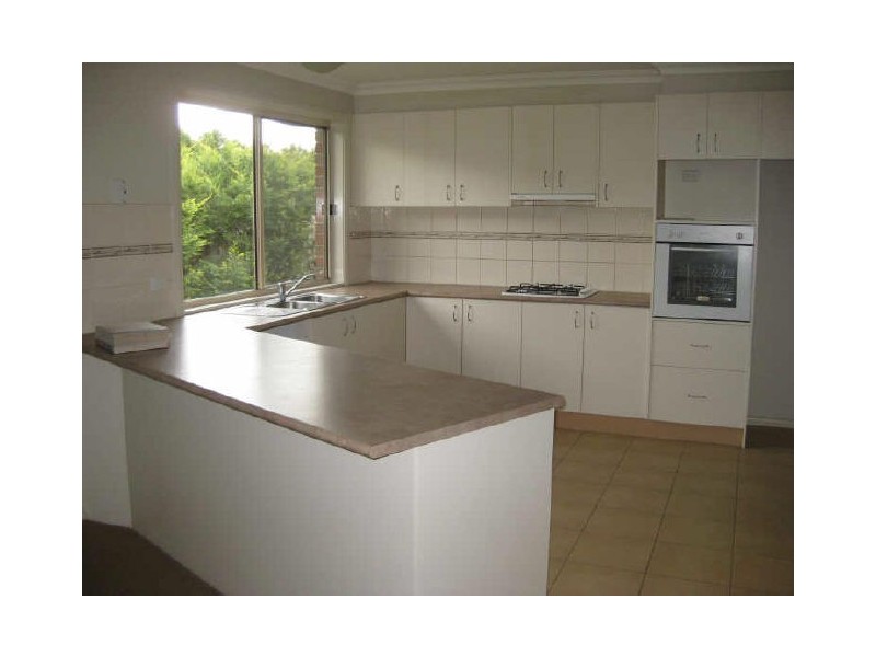 27 Rodlarni Crescent, Berwick VIC 3806