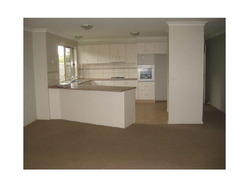 27 Rodlarni Crescent, Berwick VIC 3806