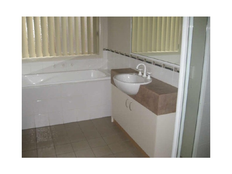 27 Rodlarni Crescent, Berwick VIC 3806