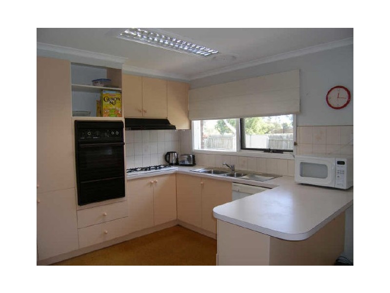 17 Carluke Close, Berwick VIC 3806