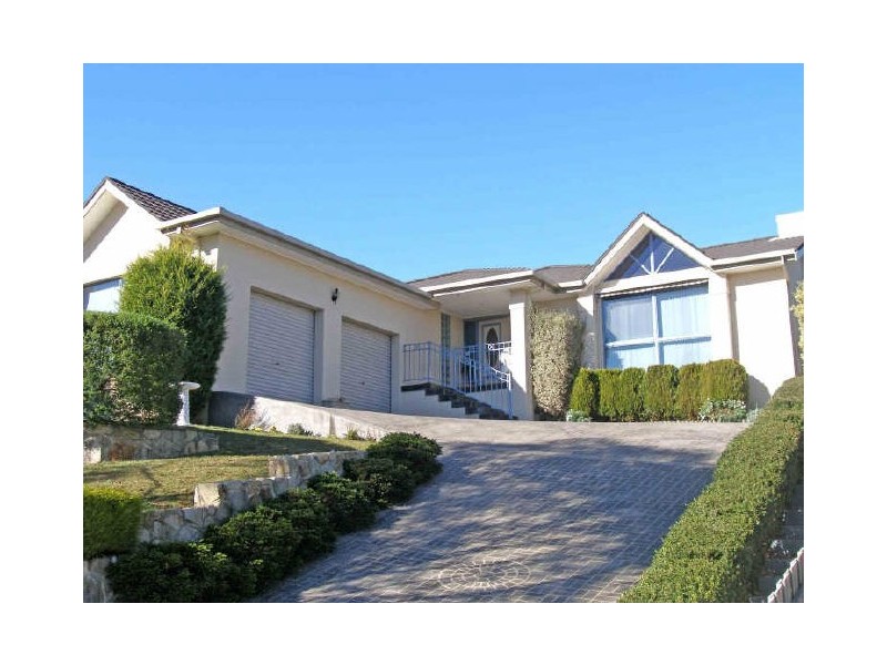 6 Valley View Crescent, Berwick VIC 3806