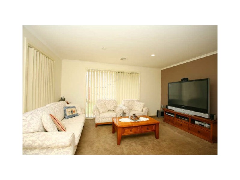 8 Sarah Louise Place, Berwick VIC 3806