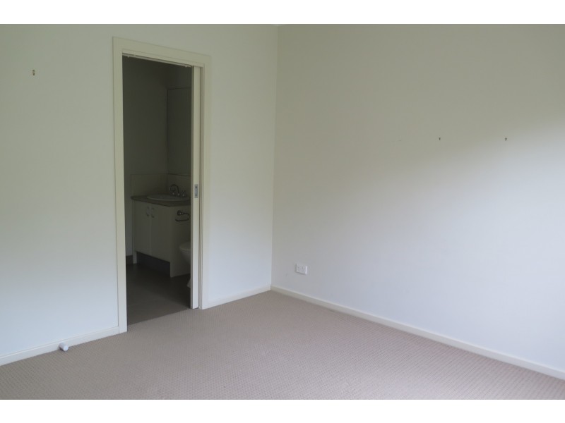 2/3 White Avenue, Bayswater North VIC 3153