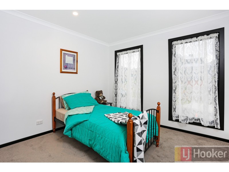 13 Tiverton Circuit, Mooroolbark VIC 3138