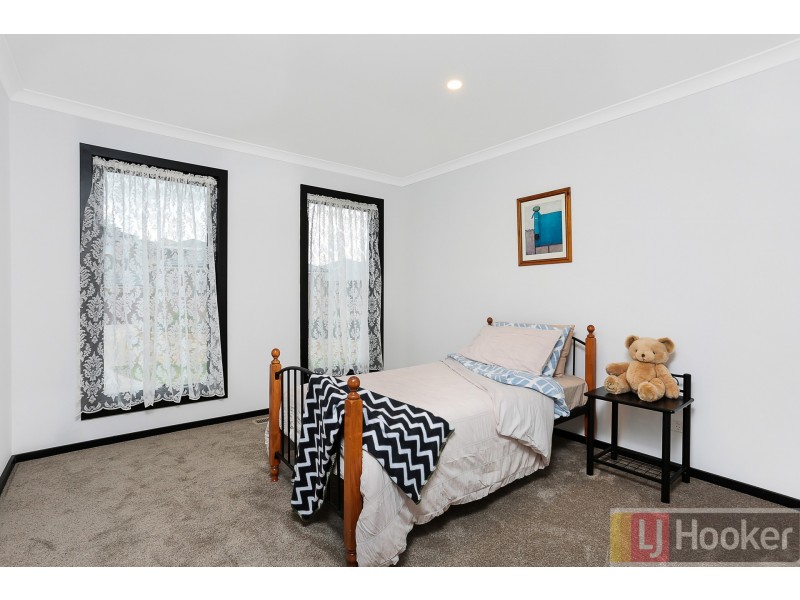 13 Tiverton Circuit, Mooroolbark VIC 3138