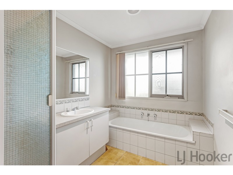 23 Blossom Grove, Knoxfield VIC 3180