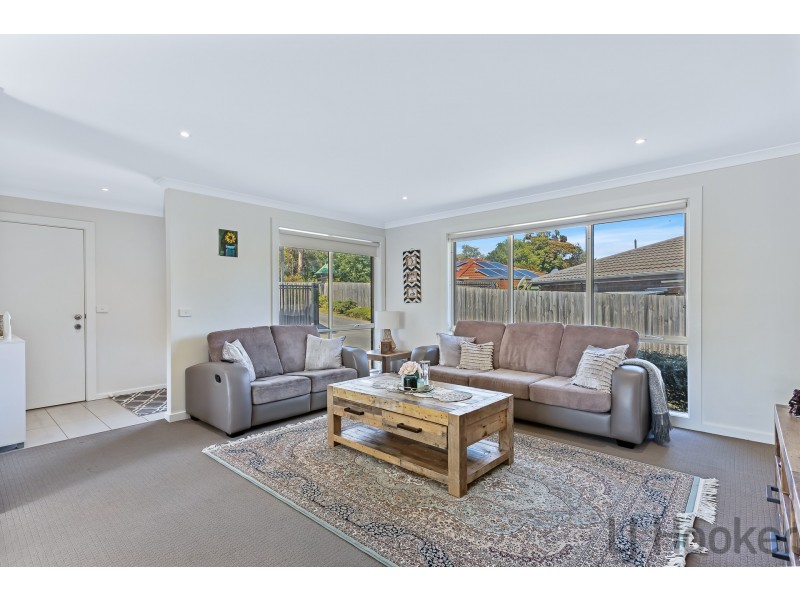 2/11 Chatham Avenue, Ferntree Gully VIC 3156