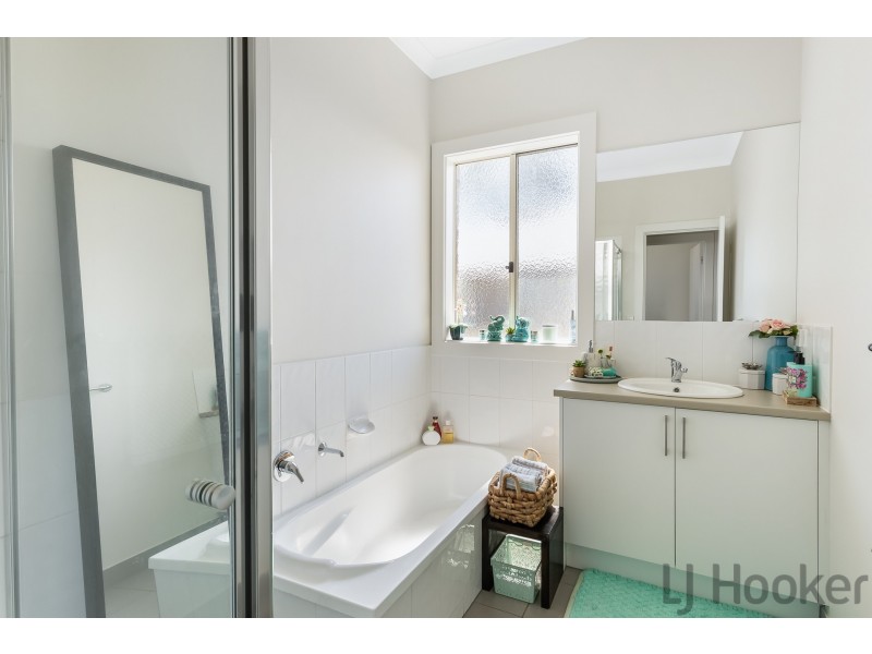 2/11 Chatham Avenue, Ferntree Gully VIC 3156