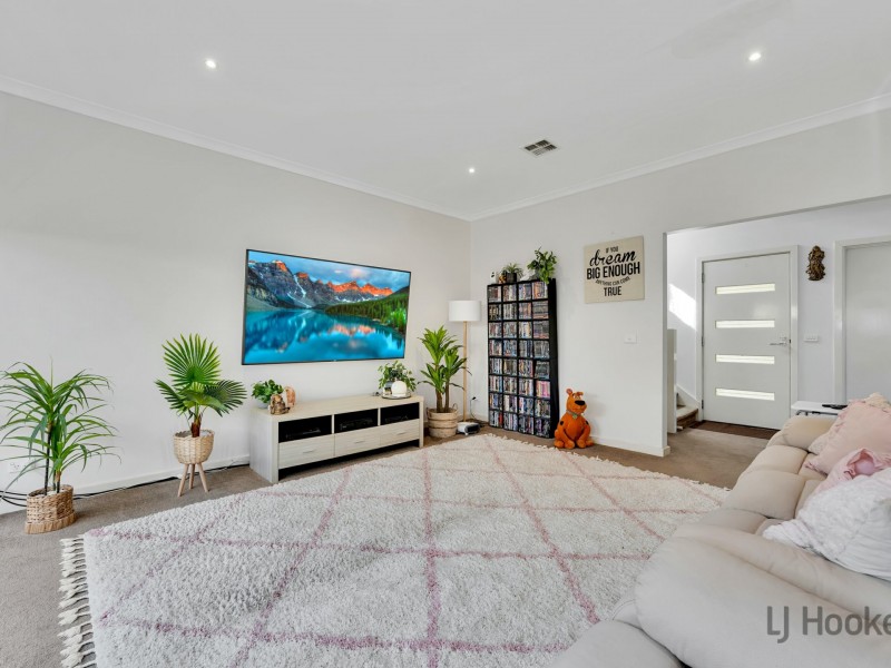 2/55 Sunningdale Crescent, Cranbourne VIC 3977