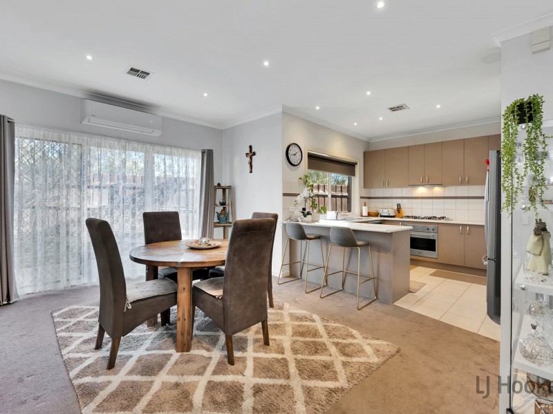 2/55 Sunningdale Crescent, Cranbourne VIC 3977