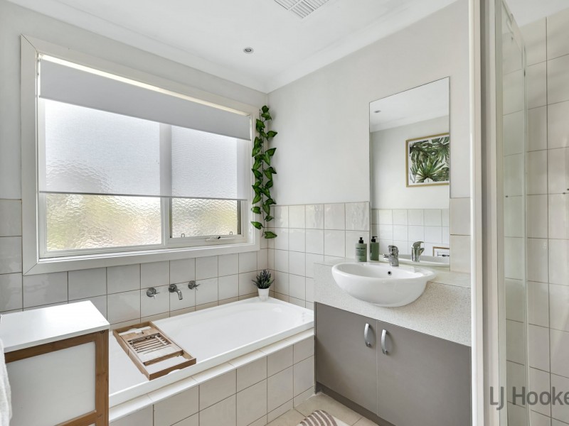 2/55 Sunningdale Crescent, Cranbourne VIC 3977
