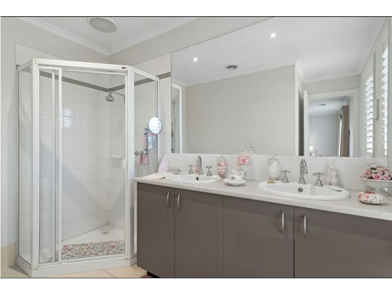 8 Watling Grove, Ferntree Gully VIC 3156