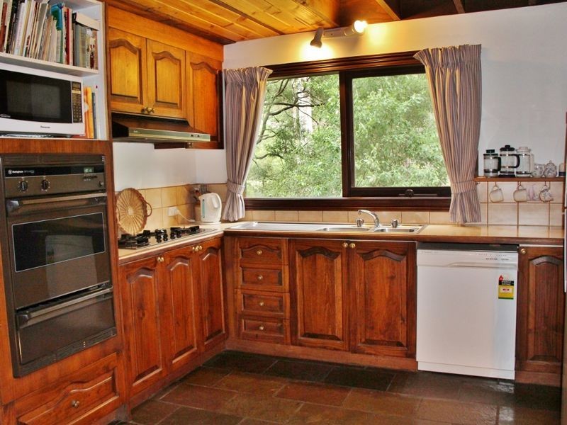 4 Woodland Grove, Selby VIC 3159