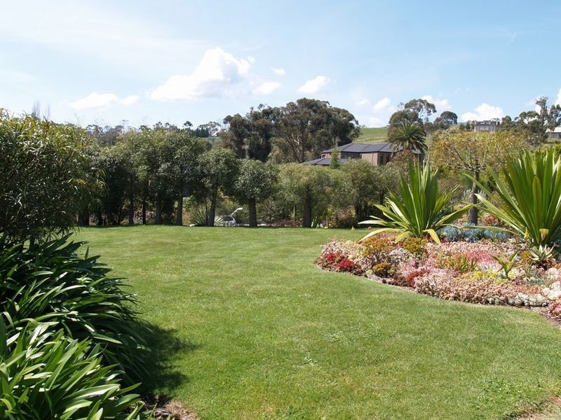 1 The Lough Court, Narre Warren North VIC 3804