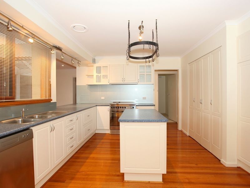 11 Bunker Crescent, Glen Waverley VIC 3150