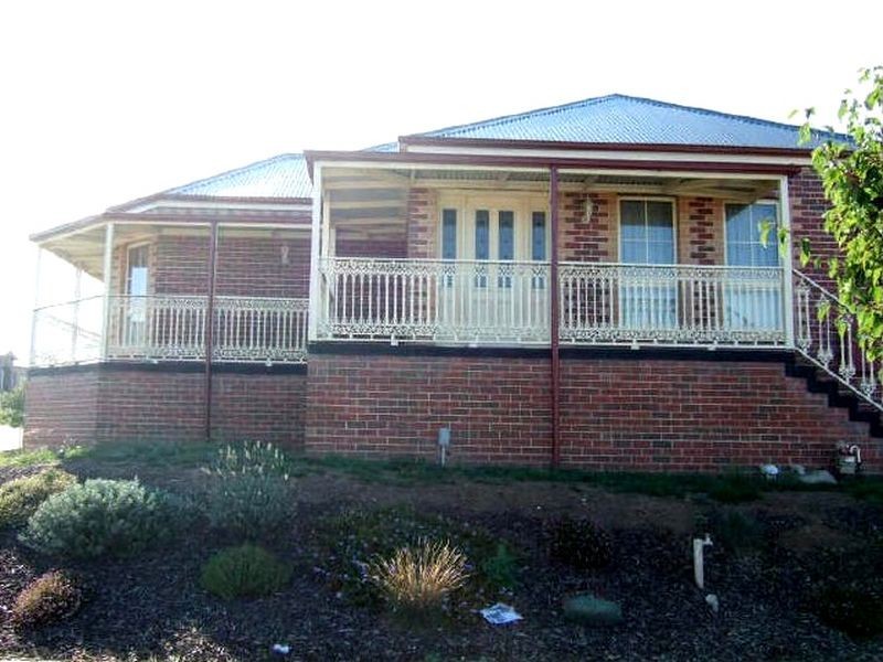 16 Ridgemont Drive, Berwick VIC 3806