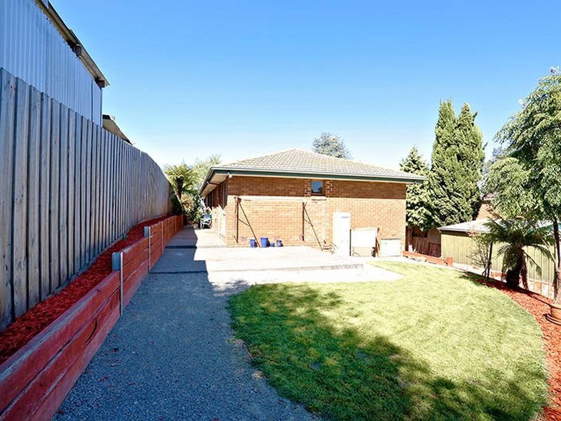 13 Eastwood Crescent, Mooroolbark VIC 3138