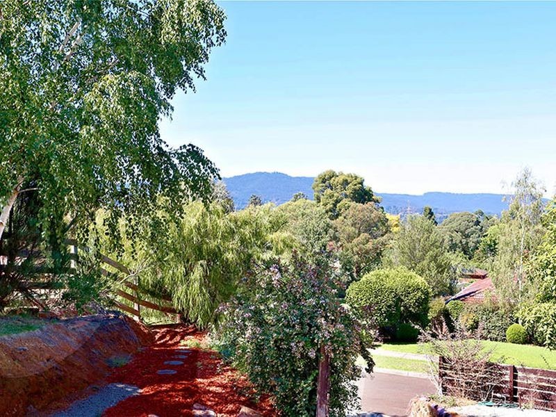 13 Eastwood Crescent, Mooroolbark VIC 3138