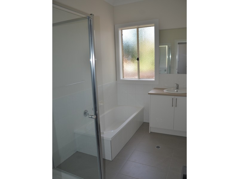 2/11 Chatham Avenue, Ferntree Gully VIC 3156