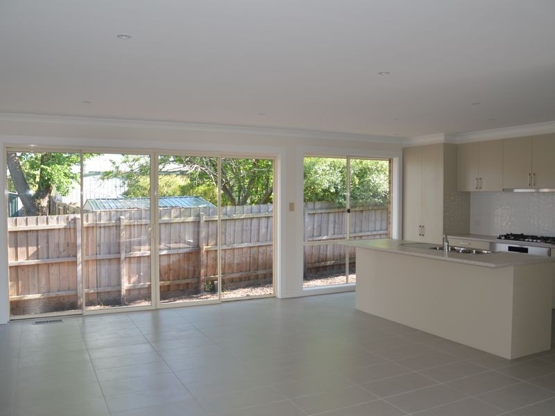 2/11 Chatham Avenue, Ferntree Gully VIC 3156