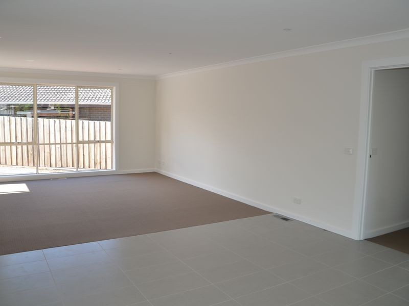 2/11 Chatham Avenue, Ferntree Gully VIC 3156