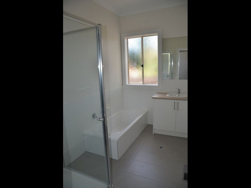 2/11 Chatham Avenue, Ferntree Gully VIC 3156