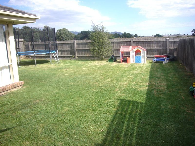 11 Grierson Drive, Kilsyth VIC 3137