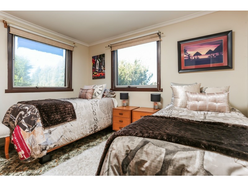 33 Lynn Drive, Ferntree Gully VIC 3156