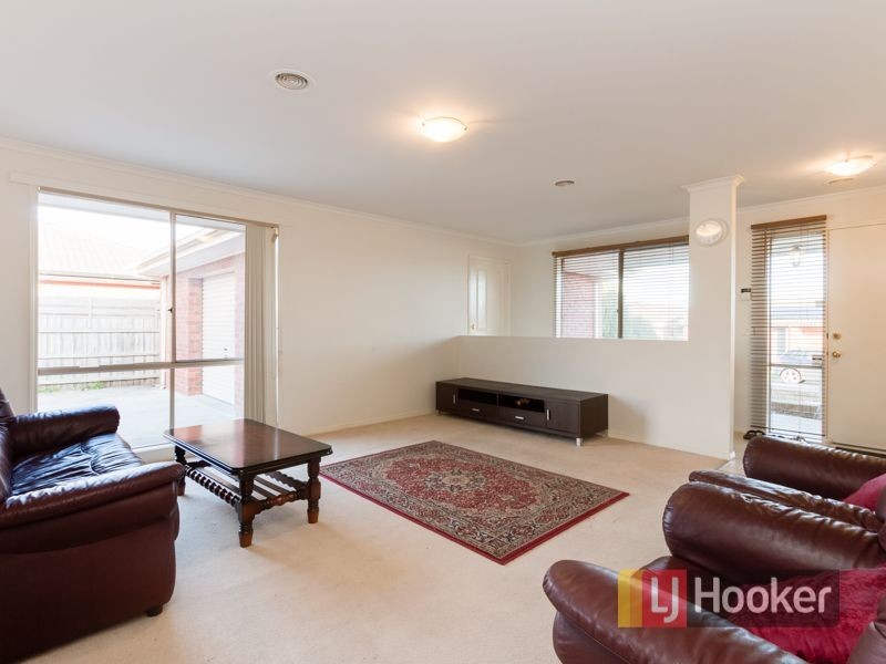 8 Chatham Close, Cranbourne East VIC 3977