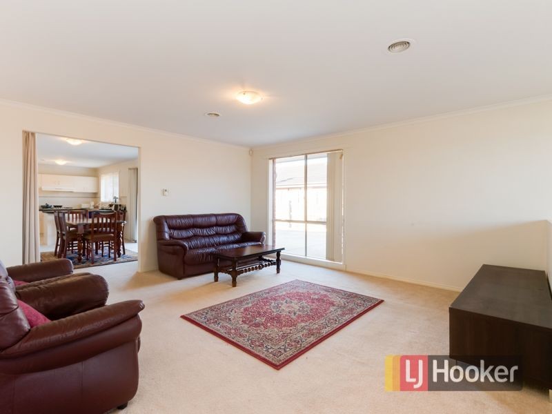 8 Chatham Close, Cranbourne East VIC 3977