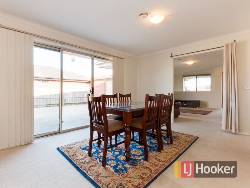 8 Chatham Close, Cranbourne East VIC 3977