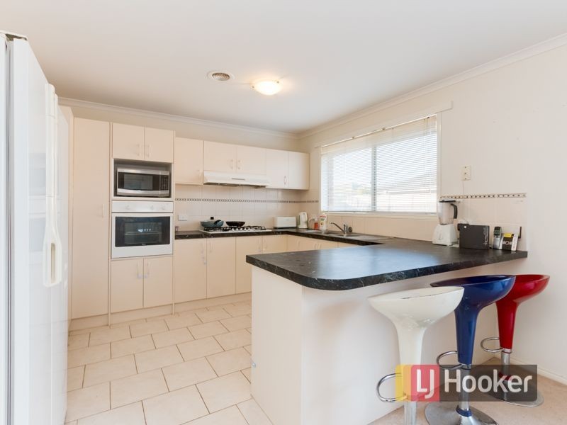 8 Chatham Close, Cranbourne East VIC 3977