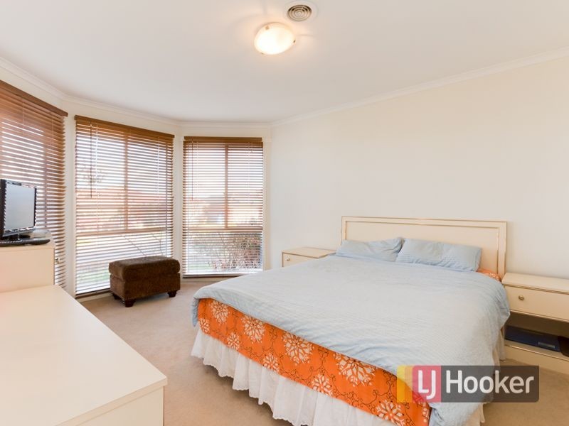 8 Chatham Close, Cranbourne East VIC 3977