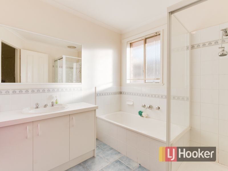 8 Chatham Close, Cranbourne East VIC 3977