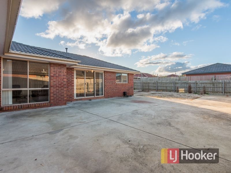 8 Chatham Close, Cranbourne East VIC 3977